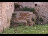 03595 ostia - region i - regio i - insula iv - botteghe (i,iv,1) (opus mixtum) - via dei balconi - 5. laden - westseite - suedwestecke - treppe - 09-2022.jpg